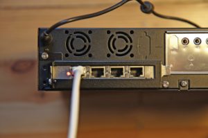 Abbildung 2: Sobald Sie die ISDN-Karte richtig konfiguriert haben und in den ersten Port das passende ISDN-Kabel einstecken, leuchtet dessen LED konstant.