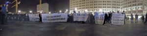     Abbildung 2: Am 29. Dezember abends umrundeten die Demonstranten den Alexanderplatz in Begleitung der Berliner Polizei.    (Bild: © Boris Niehaus)  