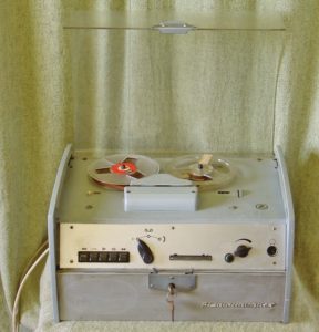 Abbildung 3: Der sprechende Urvater, das Alibiphon der Firma Willy Müller aus dem Jahr 1957, spielte dem Anrufer einen aufgezeichneten Text vor, beispielsweise die Geschäftsöffnungszeiten. Mit Asterisk und einem Linux-PC kann heute jedermann ein Interactive Voice Response System konfigurieren.