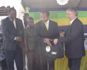 Von Links nach rechts: Paul Koyi, CEO von Agumba Computers Dar-Es-Salaam und Koordinator von Linux4afrika in Tansania, Parlamentsmitglied Hon. Janeth Maurice Massaburi, Hon. Dr. David Mathayo und Hans-Peter Merkel, 1. Vorsitzender von Freioss.net e.V. 