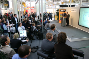 Auf der Bühne des Linuxforums in Halle 5 gibt es stündlich wechselnde Vorträge zu Linux und Open Source. Daheimgebliebene können das Programm live per Videostream verfolgen.