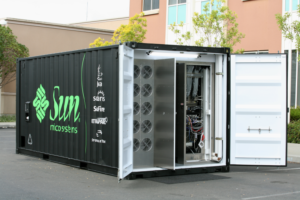 Suns Projekt Blackbox ist ein komplettes, solarbetriebenes Rechenzentrum mit Notstromaggregat auf 6 mal 2,5 mal 2,5 Metern.