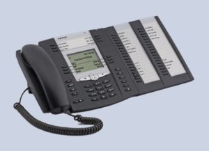 Abbildung 1: Das VoIP-Gerät Aastra Detewe 55i mit Beistellmodul, das für viele Telefonzentralen oder Sekretariate essenziell ist.