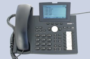 Abbildung 4: Das Telefon Snome 370 zeigt gerade per XML-Browser das vom Asterisk-Server bereitgestellte zentrale Telefonbuch im Display an.