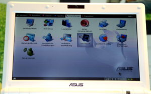 Der Linux-Bildschirm hinter Glas am Asus-Stand