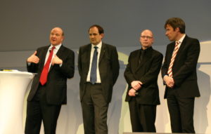Bei der Fragestunde gab es für Steve Ballmer viel, für Yello-Strom-Geschäftsführer Martin Vesper, Microsoft-Sprecher Thomas Mickeleit und Achim Berg, Chef von Microsoft Deutschland wenig zu sagen.