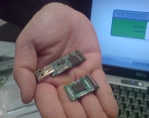 Yoggie hat auf dem engen Raum eines USB-Sticks einen kompletten Linux-Rechner verwirklicht, indem sie die Platinen beidseitig bestückt und gestapelt haben.