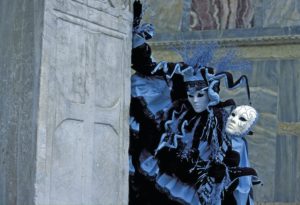     Abbildung 1: Der Einsatz von Anonymisierungs- und Vermummungstechniken birgt Gefahren. Dem Administrator, der Anonymisierungsdienste einsetzt, drohen staatliche Ermittlungen.    (Bild: © Lovrenc-Gasparin, fotolia.com)  