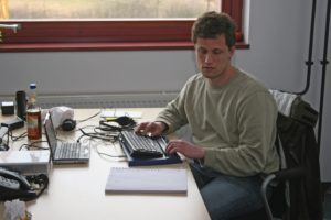 Abbildung 1: Christian Schöpplein an seinem Arbeitsplatz. Er betreut OTRS-Kunden per Mail und Telefon und programmiert an dem Ticketsystem.