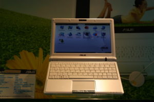 Eee 900 heißt der neueste Mini-Kandidat von Asus, der erste hieß 701. Der abgebildete 900er war auf der Cebit 2008 ausgestellt.