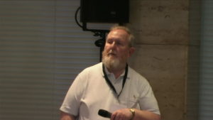 Dave Kearns, ehemaliger Netzwerk-Manager und heute Journalist, führte mittels bohrender Nachfragen und perönlicher Anekdoten durch die Podiumsdiskussion. 