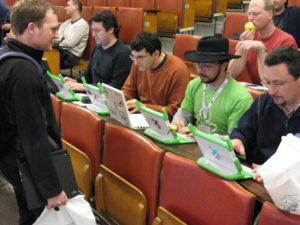 Das OLPC-Notebook erfreute sich auf der Fosdem 2008 sichtlicher Beliebtheit.