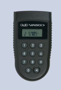 Abbildung 2: Der Digipass Pro 300 von Vasco setzt das Challenge-Response-Verfahren ein. Der Anwender tippt über die Tastatur des Token die Challenge ein und liest die Response vom Display ab.