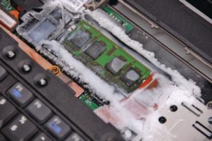 Abbildung 2: Sieht nach einem Defekt aus, ist aber nur ein tiefgekühlter Speicherchip. In diesem Zustand hält er seine Daten minutenlang auch ohne Stromversorgung. (Quelle: [8])