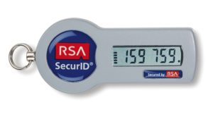 Abbildung 3: Das Secur-ID-Token SID700 von RSA/EMC kodiert die aktuelle Uhrzeit und den eingebauten Schlüssel. Das Display zeigt also jede Minute eine neue PIN an.