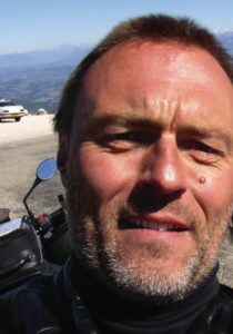 Chris Friedhoff nennt Linux zugleich Profession und Passion. Seine Jungs und sein schwedischer Schäferhund halten ihn auf Trab, ebenso sein Hobby: Motorradfahren.
