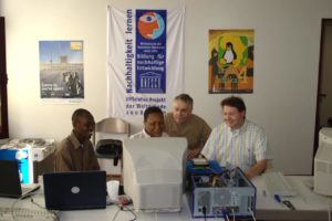 Zwei neue Praktikanten: Dominic Sylvanus Ononoh (links) aus Dar-es-Salaam und Susan Salvatory Mkenda aus der Region Rukwa sind Anfang Mai in Freiburg angekommen und haben mit ihrem Linux-Training begonnen. Mit im Bild Hans-Peter Merkel von FreiOss.net und Förderer Michael Schmelzer (rechts).