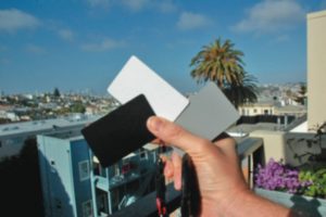 Abbildung 3: Der Blur-Filter mit der Einstellung Gaussian Blur und einem Radius von zehn Pixeln erzeugt Unschärfe und glättet die Wogen der Pixelwerte. Die Farbflächen der Karten sind damit leichter auszumachen.
