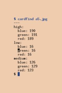 Abbildung 6: Das Skript »cardfind« nimmt den Namen einer Bilddatei entgegen, führt die Berechnungen eigenständig durch und gibt die Farbwerte der gesuchten Messwerte auf den Referenzkarten im Yaml-Format aus.