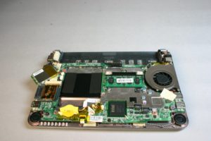 Unter Haube:1.6 GHz Intel-Atom-Prozessor N270, Intel Graphics Media Accelerator 950, das WLAN-Modul des Netbook kommt von Ralink - funktioniert mit dem Kernelmodul rt2860sta.