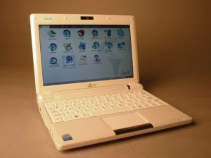 Das größere Display und diverse Innereien zeichnen den 900A gegenüber dem Vorgänger aus.