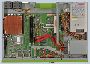 Abbildung 3: Das Innenleben der Endian Firewall-Appliance Macro X2 überzeugt durch ordentlich verbaute, leistungsfähige Komponenten wie der Core2Duo-CPU von Intel und dem PC2-5300-RAM.