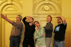 Der Vorstand des KDE e.V., wie er in die Zukunft schaut. Von links nach rechts: Klaas Freitag, Sebastian Kügler, Aaron Seigo, Adriaan de Groot, Cornelius Schumacher.