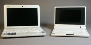 Das MSI-Netbook (links) ist deutlich größer und rund 300 g schwerer als der Eee-PC 701. 