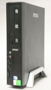 Der Wind-PC lässt sich mit dem mitgelieferten Standfuß aufstellen: Das Einlegen von CDs und DVDs wird damit haklig. 