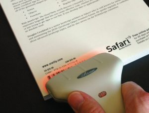 Abbildung 1: Der Barcode-Scanner erfasst den UPC- oder EAN-Code eines Buchs. Die Software fragt Amazon anhand der Nummer nach weiteren Informationen.