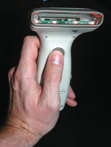 Abbildung 2: Der Scanner arbeitet mit einem CCD-Sensor und schaltet auf Knopfdruck ein Rotlicht der Leuchtdioden an.