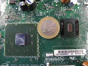 Abbildung 1: Der Atom-Prozessor hat seinen Namen von seiner Größe. Rechts im Bild ist der Chip des Atom-Prozessors 230, links der 945GC-Chip zu sehen.
