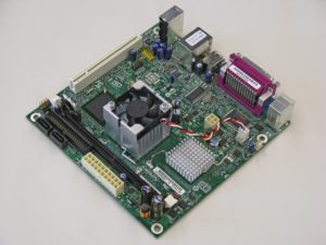 Abbildung 2: Das neue DG945GCLF-Mainboard von Intel mit Atom-Prozessor misst 17 Zentimeter Kantenlänge und verbraucht in dieser Ausbaustufe unter Volllast weniger als 30 Watt.