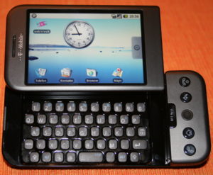 Das Google-Handy Android G1 mit geöffneter Tastatur