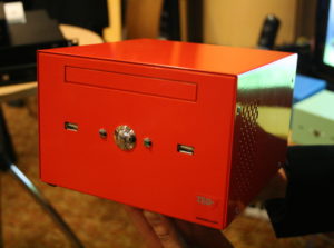 Evolution in "blutorange" der TEO-X der zweiten Generation mit mehr Platz im Gehäuse.