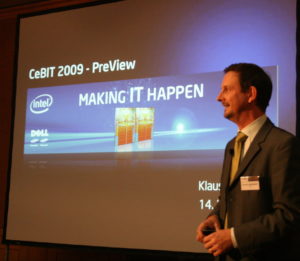 Klaus Obermaier, Marketing-Manager bei Intel präsentiert den Messeauftritt mit dem Motto: Making IT happen.