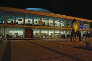  Abbildung 2: Stimmungsvoll wartet &bdquo;Heart of Gold&ldquo; vor dem Tagungsgebäude. Kunst und Schönheit erhebt der CCC stets zum Kongressthema. (Bild: © Kaspar Metz) 