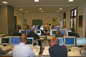 Abbildung 2: Zum Profi-Hacker in drei Tagen. Die Agenda ist voll, die Ermittler lernen, wie Angreifer Rootkits und Botnetze bauen.