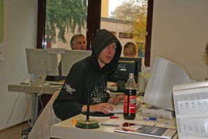 Abbildung 3: Vorne Tobi, im Hintergrund sein Zweitvater, der Forensiker Hans-Peter M., der ihn in der Nähe eines PCs keine Sekunde aus den Augen lässt.