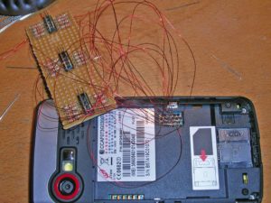  Abbildung 4: Mit Fingerspitzengefühl und Litze lässt sich eine serielle Konsole an ein Glofiish-Smartphone löten. JTAG-Connectoren gewähren den Zugang. (Bild: © Benedikt Heinz) 