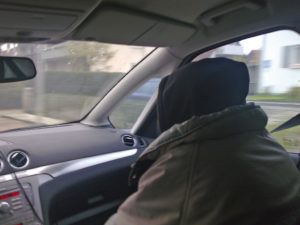 Abbildung 4: Ehemals selbst Gejagter, hilft er jetzt mit seinem Know-How der anderen Seite, Schaden zu verhindern. Die Kapuze ist eine Frage des Stils.