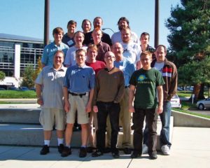 Abbildung 1: Samba-Entwickler 2007 zu Gast bei Google (vorne rechts der Autor des Artikels). Ein Team um Volker Lendecke (Mitte hinten mit schwarzem Shirt) und Andrew Tridgell (ganz links, mittlere Reihe) entwickelt seit 2006 den Clustercode von Samba.