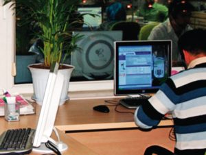 Abbildung 10: Fotos aus der Unternehmensgalerie des Callcenters belegen bei genauerer Betrachtung, dass ihre Agents in der Türkei das gefundene Webfront-end von Cenk Y. verwenden, um damit deutschen Teilnehmer anzurufen.