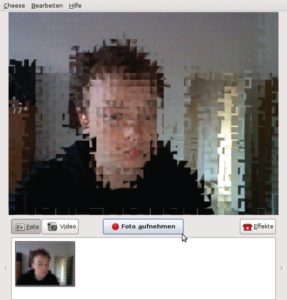 Abbildung 2: Cheese nimmt Bilder und Videos mit einer angeschlossenen Webcam auf und versieht sie mit Effekten &ndash; die unscharfe Sicht im Bild beispielsweise ruft der »Würfel«-Filter hervor.