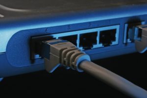 Abbildung 2: Router im Angebot: Die veränderte Firmware lässt die Gewährleistung des Routers erlöschen. Bei selbst erstellter Software ist zudem auf Sortenreinheit zu achten. (Bild: © Olaf Schwenty, Fotolia.com)