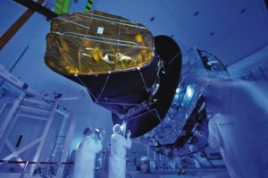 Abbildung 2: Der in UV-Licht getauchte Planck-Satellit bei den letzten Vorbereitungen im vergangenen März vor dem Starttermin im Mai.