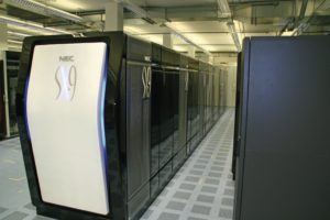 Abbildung 2: Der Vektorrechner SX-9 von NEC bildet das Herz der Vorhersagemodelle des DWD. Der leistungsstarke Computer gehört mit 23 Teraflops Nominalleistung und 7 TByte Hauptspeicher zu den Top-Ten in Deutschland.
