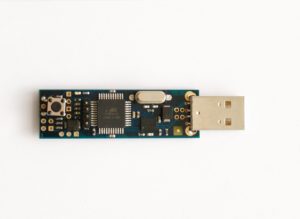 Abbildung 1: Eine Variante des Projekts nutzt den Adapter USBprog und erweitert ihn um einen Taster. Damit lösen die Anwender das Übertragen des Passworts aus.