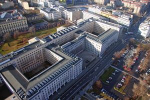 Abbildung 2: Irgendwo in den Gängen des Finanzministeriums in Berlin müsste doch jemand wissen, wie Unternehmen und Selbstständige Achivieren und Signieren müssen? (Bild: © Increa, Fotolia.com)