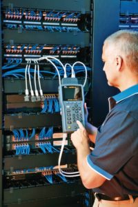 Abbildung 2: Mit Vielfachmesser und Crimpzange kommt man bei 10-GBit/s-Ethernet nicht mehr weit. Spezielle Messtechnik ist gefragt, wie hier der Kabeltester LANTEK 10-Gigabit Ethernet Alien Crosstalk.